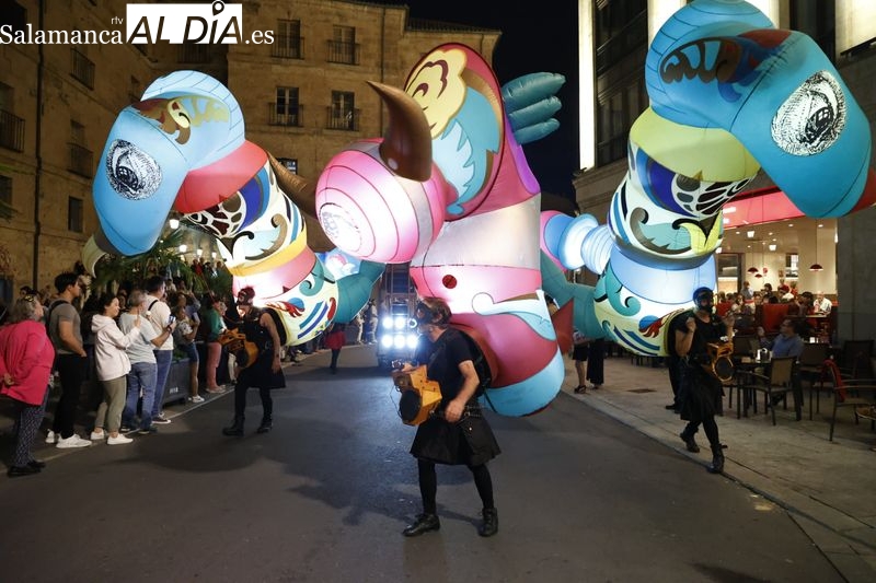 Un espectacular desfile llena de luz el centro de Salamanca