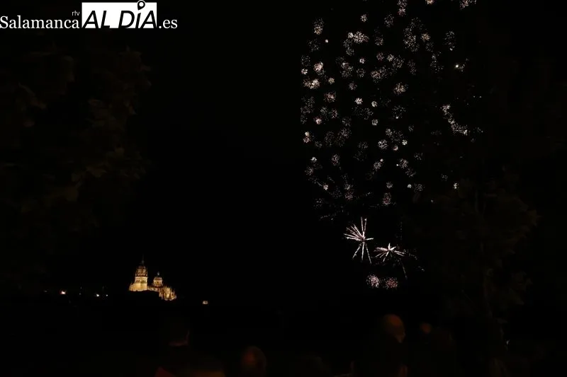 Foto 9 - Los fuegos artificiales ponen el broche de oro a la festividad de San Juan de Sahag&uacute;n
