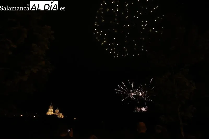 Foto 10 - Los fuegos artificiales ponen el broche de oro a la festividad de San Juan de Sahag&uacute;n