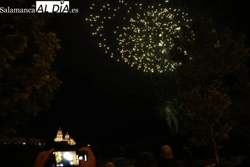 Foto 12 - Los fuegos artificiales ponen el broche de oro a la festividad de San Juan de Sahag&uacute;n
