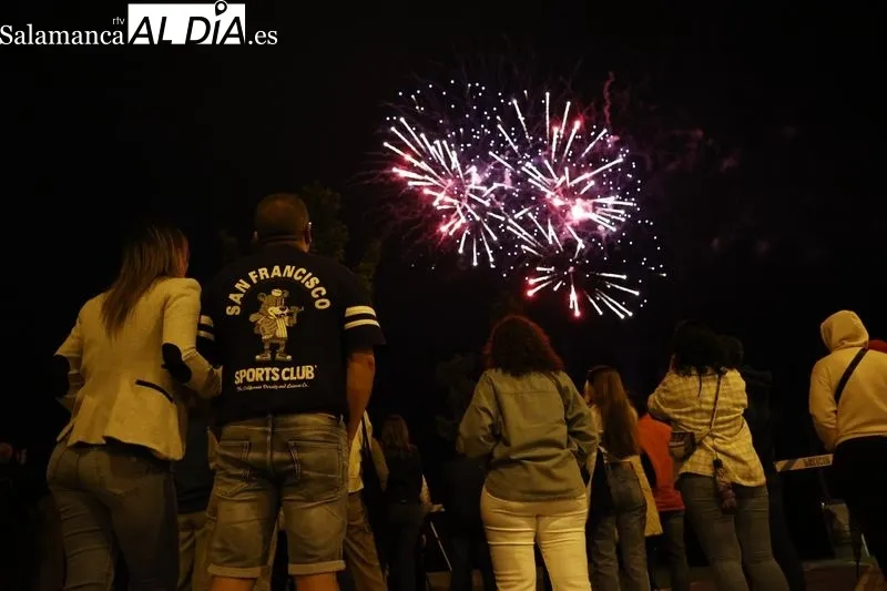 Foto 13 - Los fuegos artificiales ponen el broche de oro a la festividad de San Juan de Sahag&uacute;n