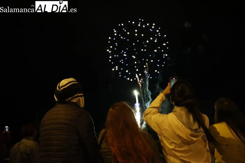 Foto 24 - Los fuegos artificiales ponen el broche de oro a la festividad de San Juan de Sahag&uacute;n