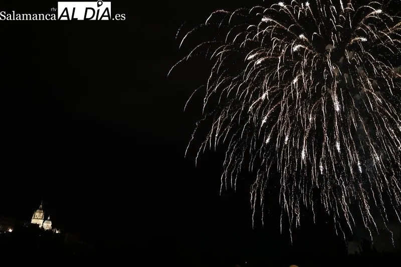 Foto 30 - Los fuegos artificiales ponen el broche de oro a la festividad de San Juan de Sahag&uacute;n
