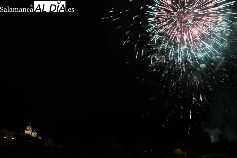Foto 32 - Los fuegos artificiales ponen el broche de oro a la festividad de San Juan de Sahag&uacute;n