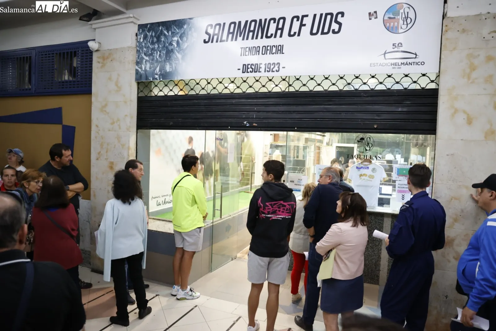 Galería de imágenes de las colas / Fotos: David Sañudo