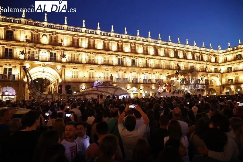 Espectáculo 'The Whale Street' en la Plaza Mayor de Salamanca. Fotos: David Sañudo