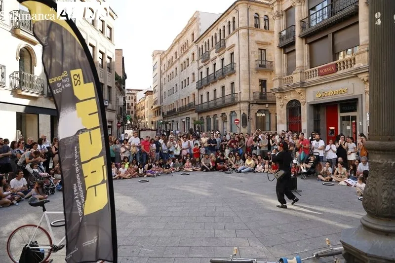Foto 4 - Diametro 13 divierte a los m&aacute;s peque&ntilde;os en la plaza del Liceo