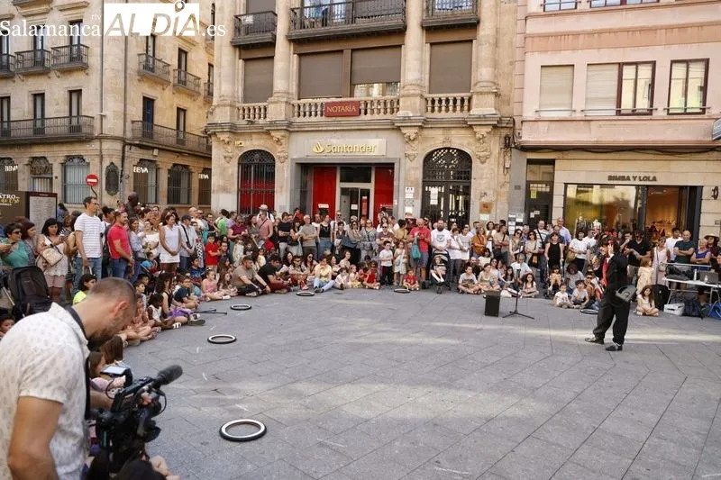 Foto 5 - Diametro 13 divierte a los m&aacute;s peque&ntilde;os en la plaza del Liceo
