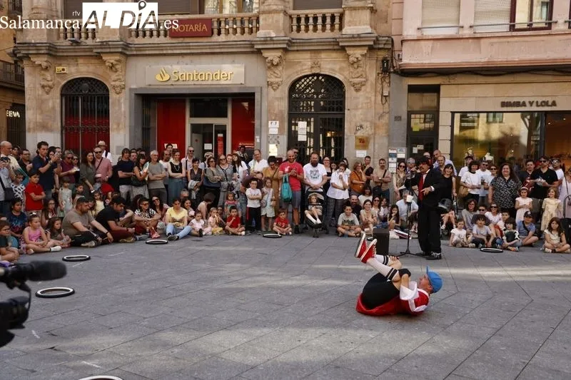 Foto 7 - Diametro 13 divierte a los m&aacute;s peque&ntilde;os en la plaza del Liceo
