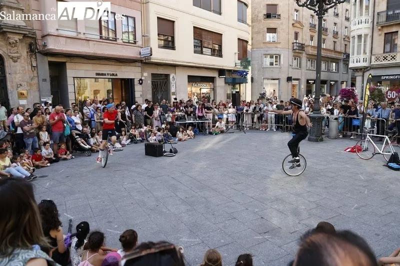 Foto 17 - Diametro 13 divierte a los m&aacute;s peque&ntilde;os en la plaza del Liceo