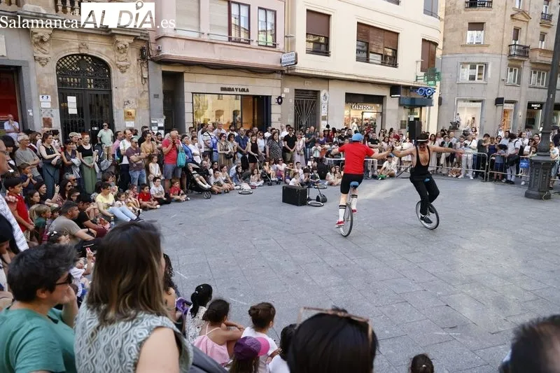 Foto 19 - Diametro 13 divierte a los m&aacute;s peque&ntilde;os en la plaza del Liceo