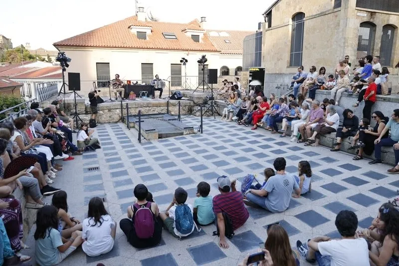 Foto 3 - Gran tarde de m&uacute;sica en la Cueva de Salamanca con el concierto de Fet&eacute;n Fet&eacute;n 