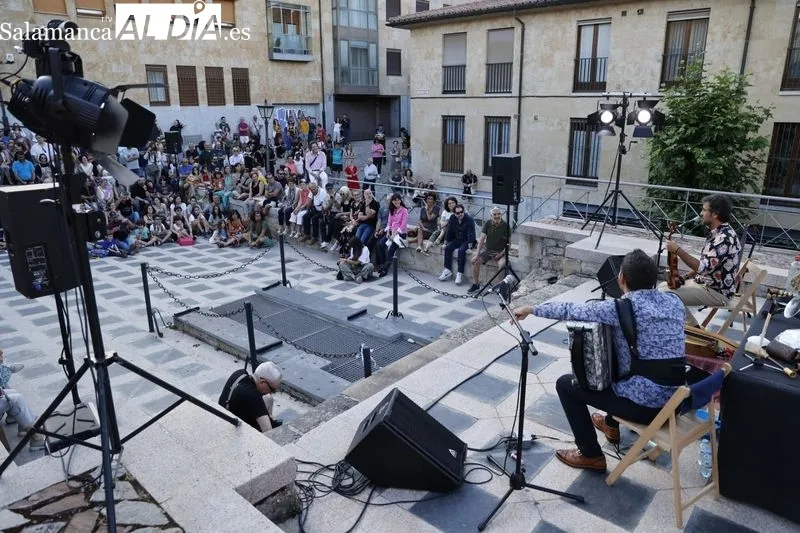 Foto 9 - Gran tarde de m&uacute;sica en la Cueva de Salamanca con el concierto de Fet&eacute;n Fet&eacute;n 