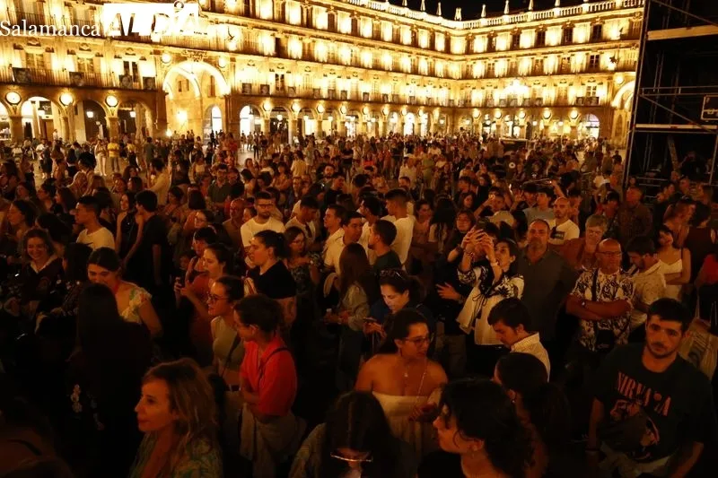 Foto 3 - Sof&iacute;a Ellar hace vibrar a Salamanca con una Plaza Mayor abarrotada