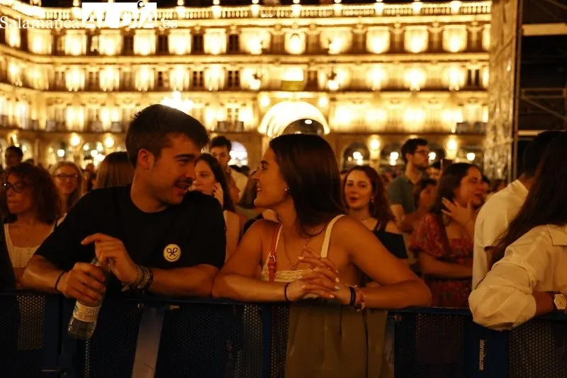 Foto 8 - Sof&iacute;a Ellar hace vibrar a Salamanca con una Plaza Mayor abarrotada
