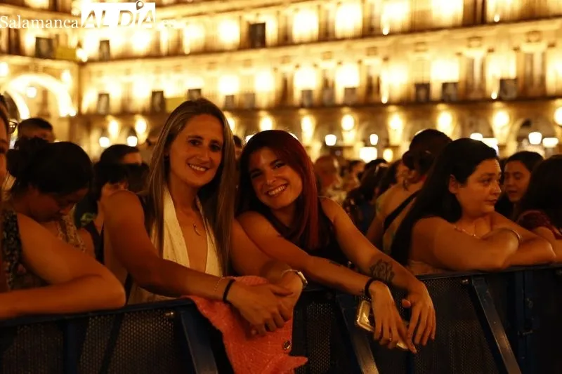 Foto 9 - Sof&iacute;a Ellar hace vibrar a Salamanca con una Plaza Mayor abarrotada