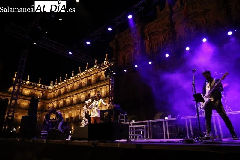 Foto 24 - Sof&iacute;a Ellar hace vibrar a Salamanca con una Plaza Mayor abarrotada