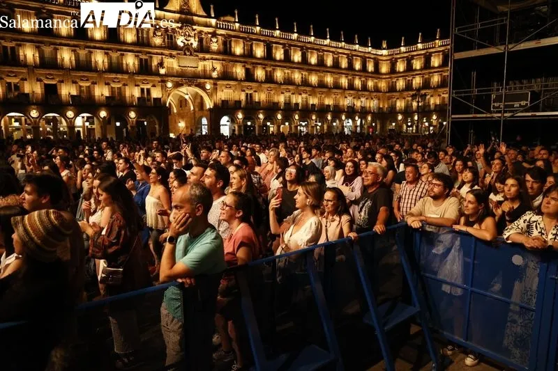 Foto 38 - Sof&iacute;a Ellar hace vibrar a Salamanca con una Plaza Mayor abarrotada