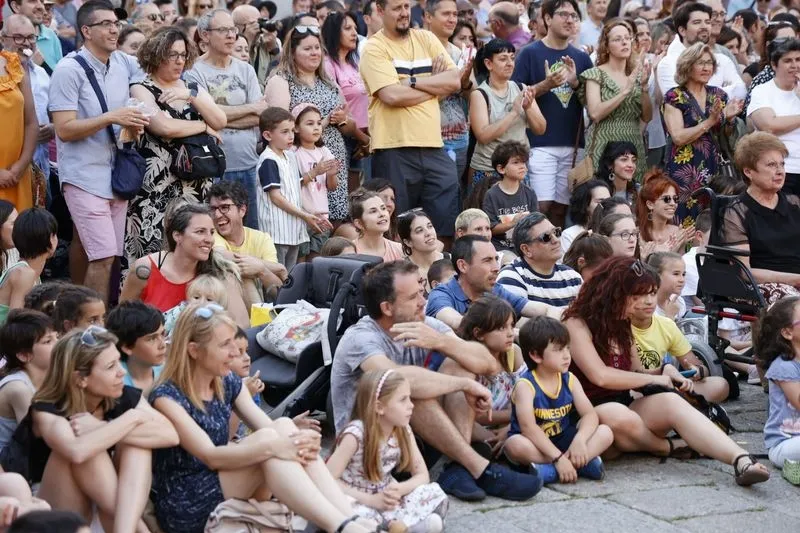 Foto 5 - Kanbahiota Trup llena de ambiente la plaza de Anaya con su espect&aacute;culo