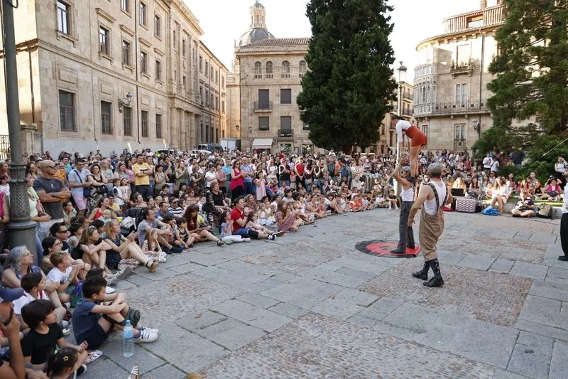 Foto 6 - Kanbahiota Trup llena de ambiente la plaza de Anaya con su espect&aacute;culo