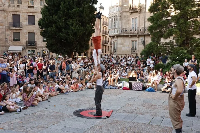 Foto 7 - Kanbahiota Trup llena de ambiente la plaza de Anaya con su espect&aacute;culo