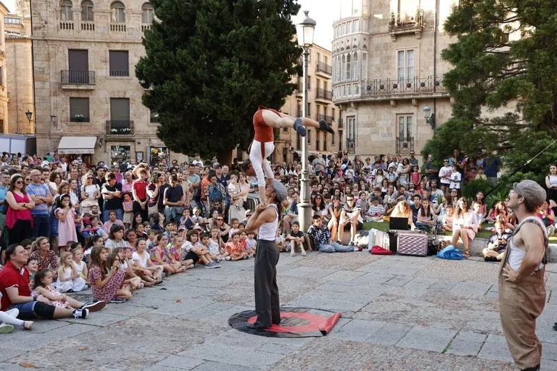 Foto 8 - Kanbahiota Trup llena de ambiente la plaza de Anaya con su espect&aacute;culo
