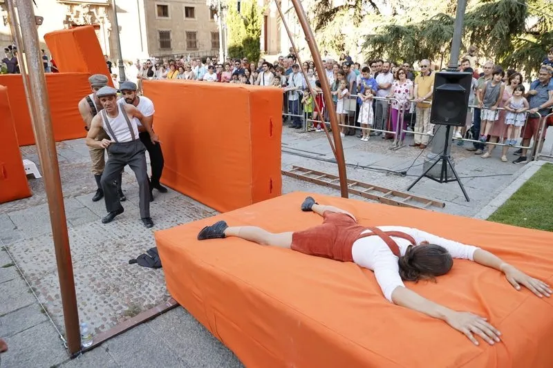Foto 10 - Kanbahiota Trup llena de ambiente la plaza de Anaya con su espect&aacute;culo