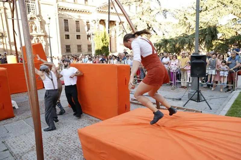 Foto 12 - Kanbahiota Trup llena de ambiente la plaza de Anaya con su espect&aacute;culo