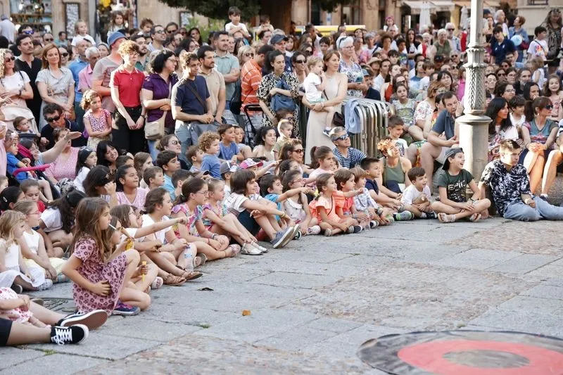 Foto 13 - Kanbahiota Trup llena de ambiente la plaza de Anaya con su espect&aacute;culo