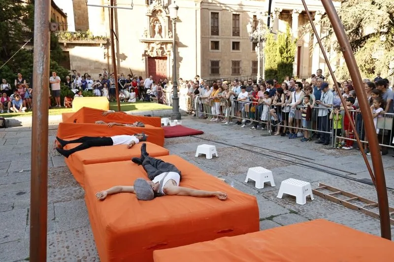 Foto 14 - Kanbahiota Trup llena de ambiente la plaza de Anaya con su espect&aacute;culo
