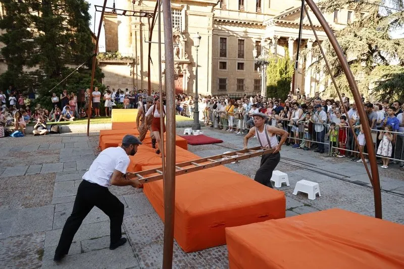 Foto 19 - Kanbahiota Trup llena de ambiente la plaza de Anaya con su espect&aacute;culo