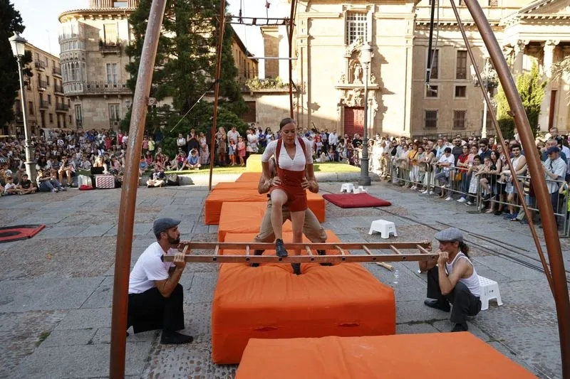 Foto 20 - Kanbahiota Trup llena de ambiente la plaza de Anaya con su espect&aacute;culo