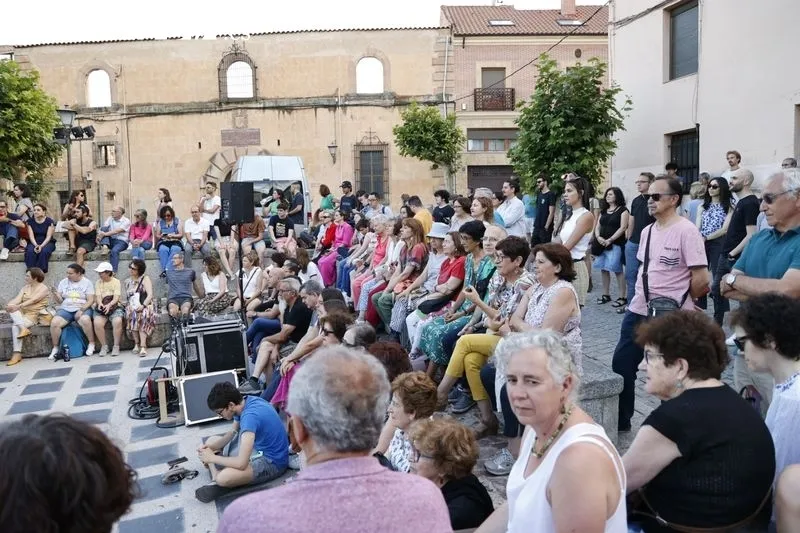Foto 3 - La m&uacute;sica de Luca Frasca y Marina Sor&iacute;n llega a la Cueva de Salamanca