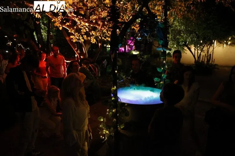 Foto 5 - Largas colas para disfrutar del &uacute;ltimo d&iacute;a del espect&aacute;culo de luz, arte y nuevas tecnolog&iacute;as en el Huerto de Calixto y Melibea