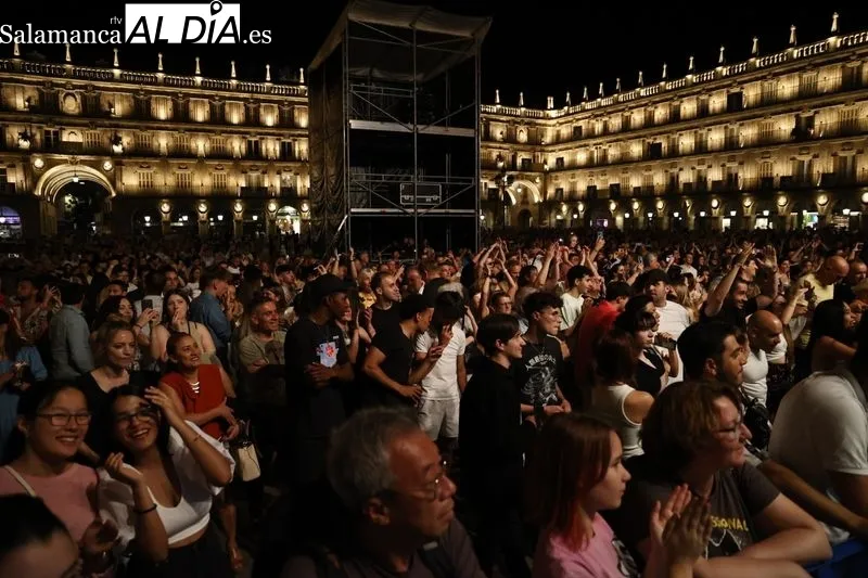 Foto 10 - Lleno en la Plaza Mayor para saltar con la m&uacute;sica electr&oacute;nica de Yves V y Brian Cross