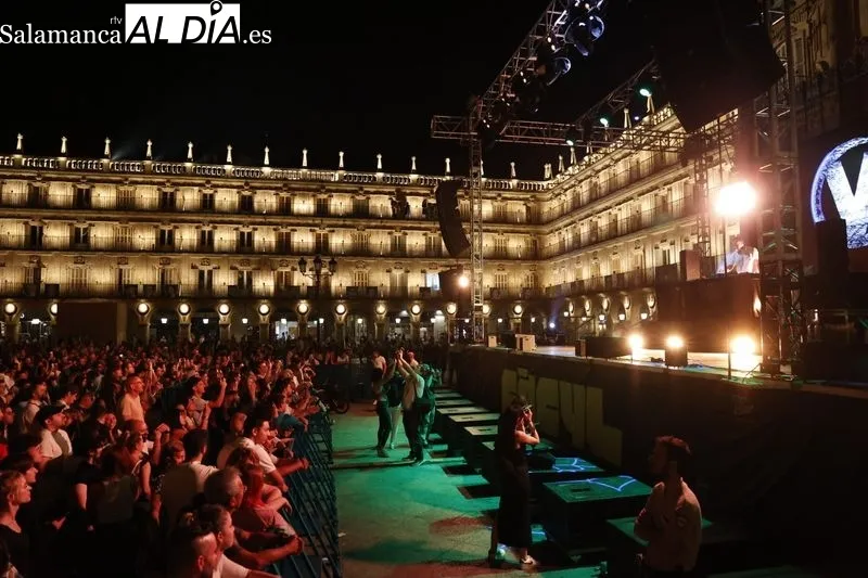Foto 14 - Lleno en la Plaza Mayor para saltar con la m&uacute;sica electr&oacute;nica de Yves V y Brian Cross