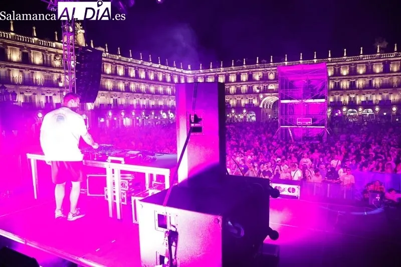 Foto 28 - Lleno en la Plaza Mayor para saltar con la m&uacute;sica electr&oacute;nica de Yves V y Brian Cross