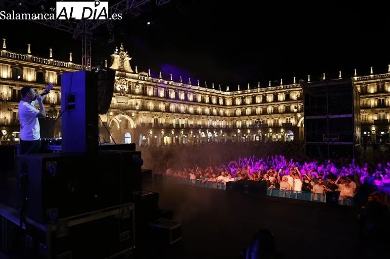 Foto 31 - Lleno en la Plaza Mayor para saltar con la m&uacute;sica electr&oacute;nica de Yves V y Brian Cross