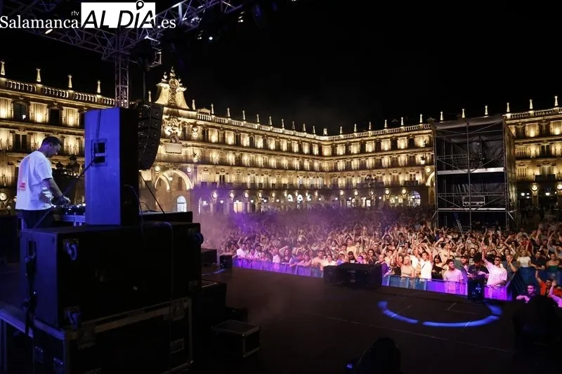Foto 32 - Lleno en la Plaza Mayor para saltar con la m&uacute;sica electr&oacute;nica de Yves V y Brian Cross