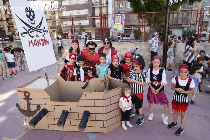 Foto 2 - El CEIP Padre Manj&oacute;n se disfraza para marcharse de vacaciones