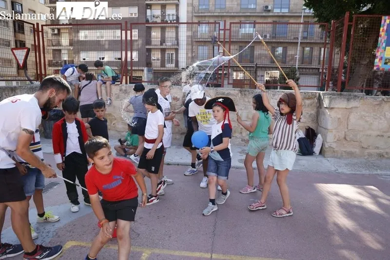 Foto 3 - El CEIP Padre Manj&oacute;n se disfraza para marcharse de vacaciones