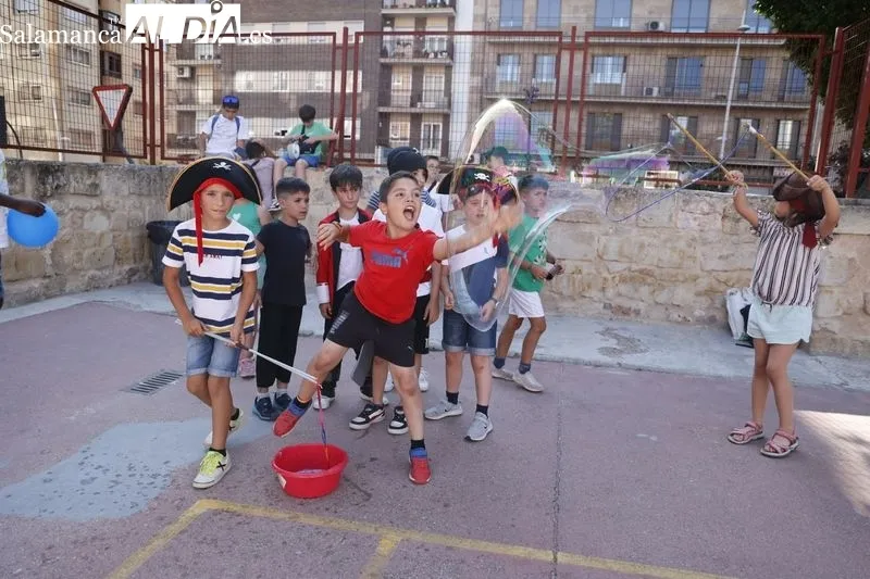 Foto 4 - El CEIP Padre Manj&oacute;n se disfraza para marcharse de vacaciones