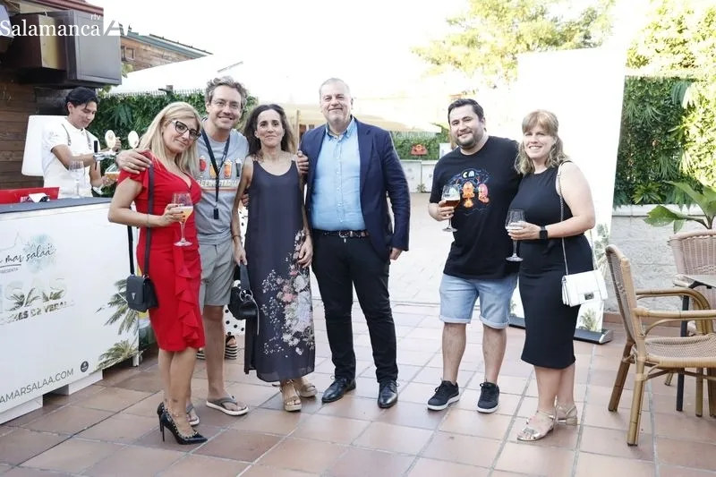 Foto 4 - Buen ambiente en la primera cita del ciclo Risas en Noches de Verano