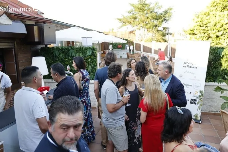 Foto 9 - Buen ambiente en la primera cita del ciclo Risas en Noches de Verano