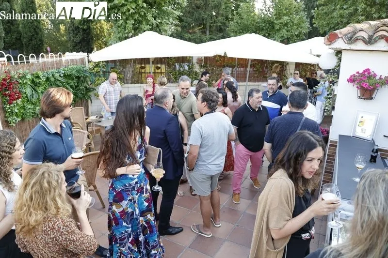 Foto 11 - Buen ambiente en la primera cita del ciclo Risas en Noches de Verano