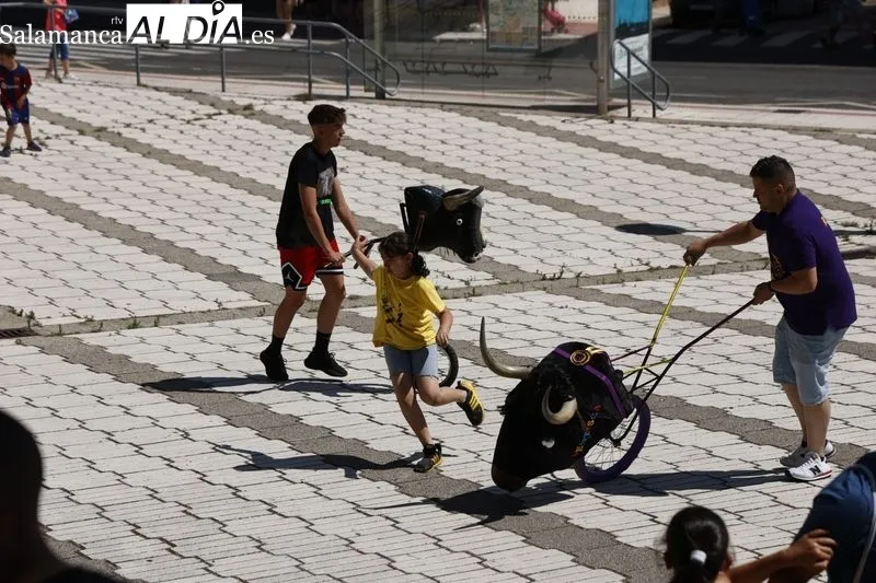 Foto 2 - Encierro infantil para comenzar el s&aacute;bado festivo en Pizarrales