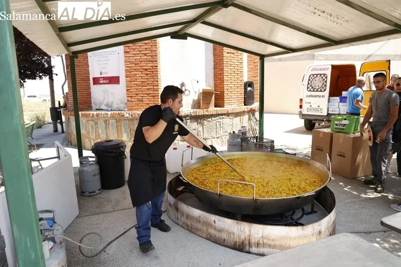 Foto 2 - Los vecinos de Pelabravo disfrutan de una gran paella para celebrar San Juan Bautista