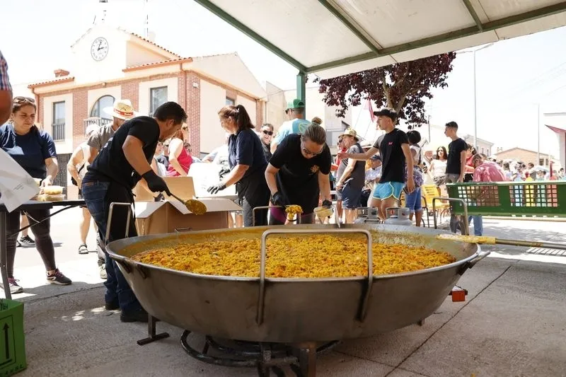 Foto 5 - Los vecinos de Pelabravo disfrutan de una gran paella para celebrar San Juan Bautista