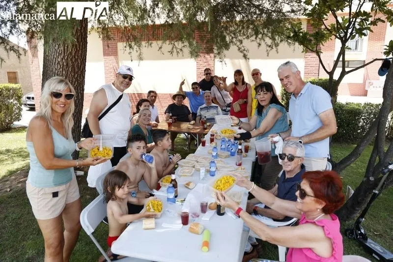 Foto 8 - Los vecinos de Pelabravo disfrutan de una gran paella para celebrar San Juan Bautista