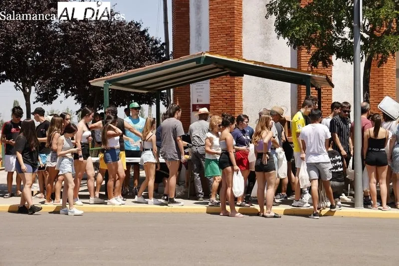 Foto 10 - Los vecinos de Pelabravo disfrutan de una gran paella para celebrar San Juan Bautista